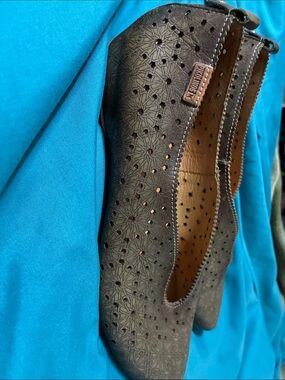 Pikolinos  olive Laser-Cut Floral Leather Ballet Flats